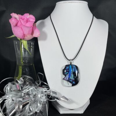 Underbart halsband med en vacker blågnistrande glassten