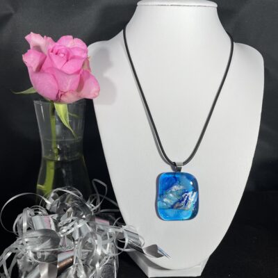 Underbart halsband med vacker blå glassten