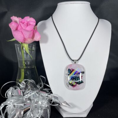 Underbart halsband med vacker flerfärgad glassten