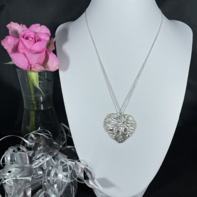 Underbart hjärta med oregelbundna utskärningar