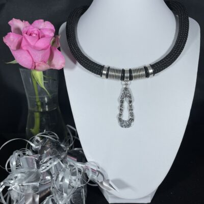 Iögonfallande större halsband med vackert silverhänge