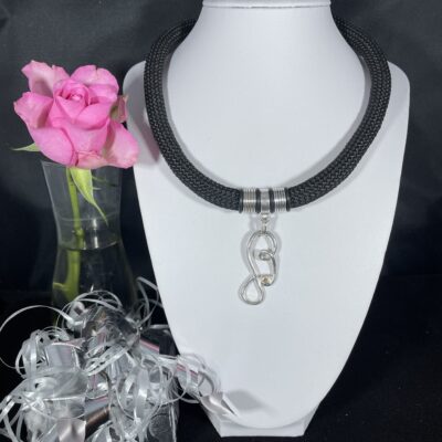 Unikt större halsband med vackert silverhänge