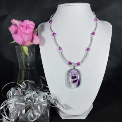 Vackert silverhalsband (SS925) med en underbar rosagnistrande glassten