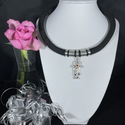 Romantiskt större halsband med vackert silverhänge