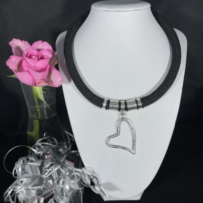 Större halsband med vackert stort silverhjärta