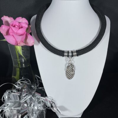 Vackert större halsband med romantiskt silverhänge